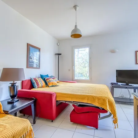 Avec Piscine - Proche Appartement