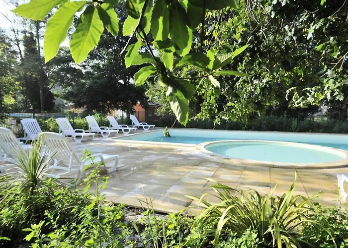 Avec Piscine - Proche *