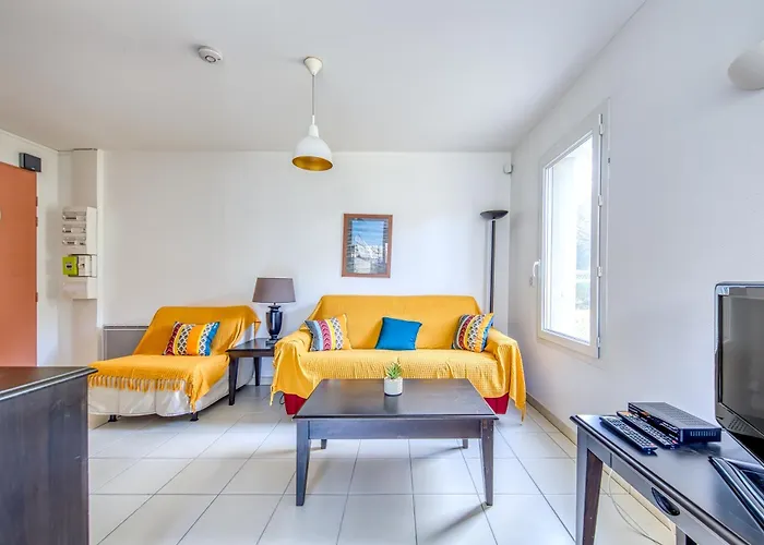 Avec Piscine - Proche *