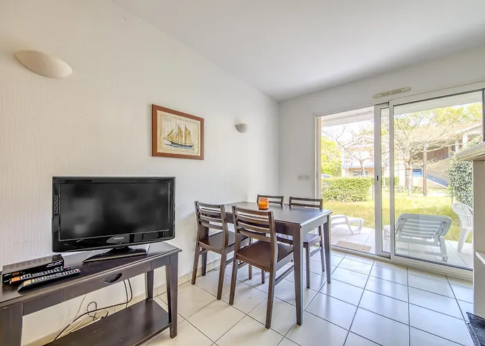 Avec Piscine - Proche *